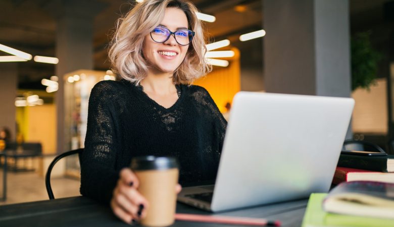 Travailler en freelance avec une société de portage : le statut hybride en action
